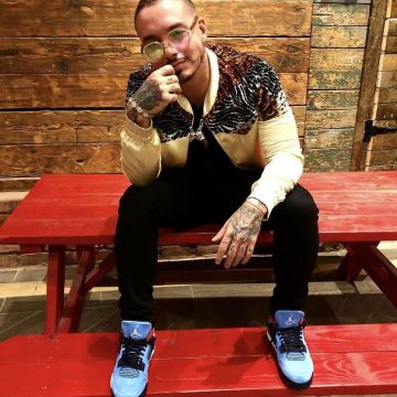 Sneakers Air Jordan 4 Retro "cactus Jack" made by J Balvin on the account Instagram @Nicekicks