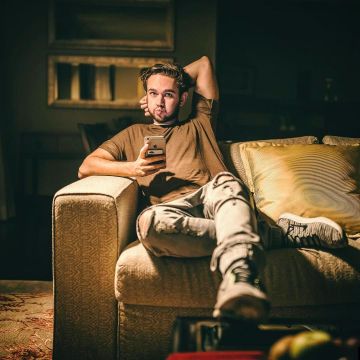 Les chaussures grises Nike Free Run Flyknit  portées par Zedd sur son compte Instagram
