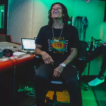 Le t-shirt Gucci noir à logo Tiger porté par Wiz Khalifa sur son compte Instagram