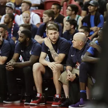 Sneakers Air Jordan 4 Retro "toro Bravo" made by Luka Doncic on the account Instagram @nicekicks