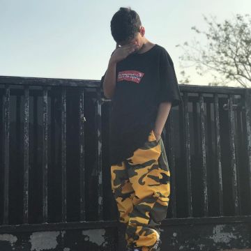 The pants camo yellow Supreme that brings the influencer tyrun_ on his instagram
