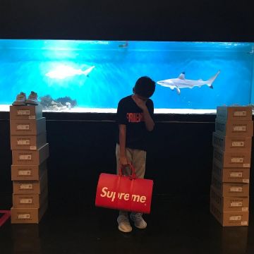 The red bag Supreme Louis Vuitton that bears the influencer tyrun_ on his instagram