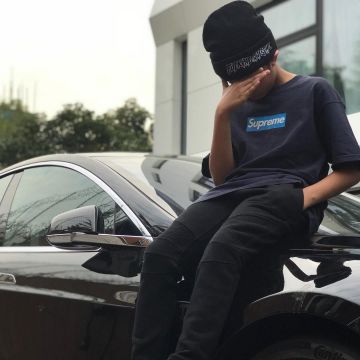 The tee Supreme navy blue that is on the influencer tyrun_ on his instagram