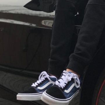 Las zapatillas azules Vans Old Skool que lleva el influencer tyrun_ en su instagram