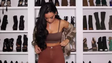 Le pantalon orange / marron Asos vus dans la vidéo de Carli Bybel "GRWM: Fall Makeup, Hair & Outfit"