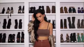 Bomber satin de chez MissGuided vus dans la vidéo de Carli Byel "GRWM: Fall Makeup, Hair & Outfit"