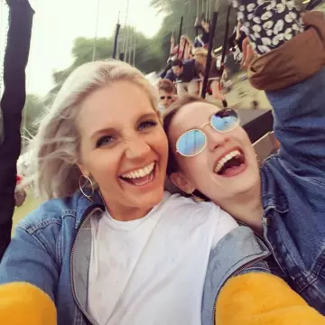 Les lunettes de soleil ovales Ray-Ban de Lily James sur son compte Instagram