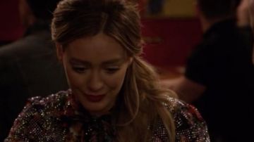 La blusa floral Gucci de Kelsey Peters (Hilary Duff) en Younger S05E02
