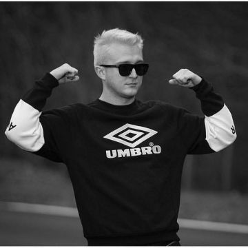 Le pull noir Avnier x Umbro de Vald les pouces en l'air sur Instagram