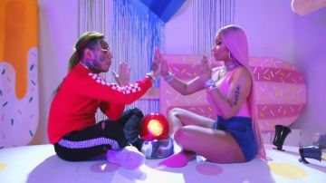 Le sweat rouge Vans porté par 6ix9ine dans le clip Féfé feat Nicki Minaj