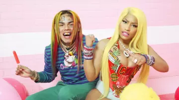 Les bracelets à perles de Nicki Minaj dans le clip Féfé feat 6ix9ine