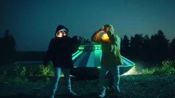 La parka jaune Napapijri de Vald dans le clip "Bizarre" de Lorenzo