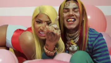 Le bas de bikini taille haute bleu de Nicki Minaj dans le clip Féfé feat 6ix9ine