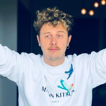 Le pull blanc Maison Kitsuné de Norman sur Instagram