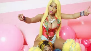 Le corset rouge vintage de Nicki Minaj dans le clip Féfé feat 6ix9ine