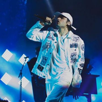 Le blouson blanc à patches Guess porté en concert par Orelsan sur son compte Instagram