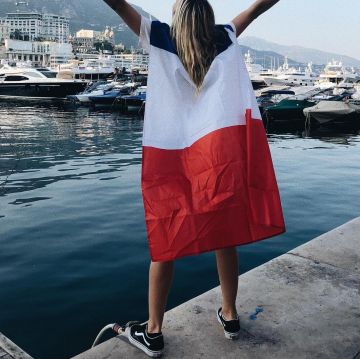 Las zapatillas negras Vans Old Skool que lleva Ilona Smet en su cuenta de Instagram