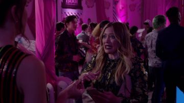 La robe jacquard avec fleurs dorées Gucci de Kel­sey Pe­ters (Hi­lary Duff) dans Younger S05E05