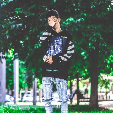 Sweatshirt black Off White that is on the influencer Italian Enrico Mariatti on his Instagram