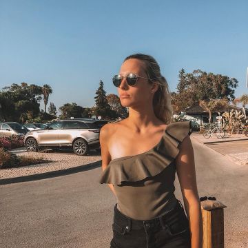 Sunglasses Ray-Ban worn by Ilona Smet on his account Instagram