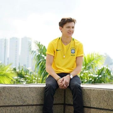The football shirt yellow Nike team Brazil worn by Tom Holland on his account Instagram