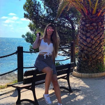 Les sneakers blanches Converse Chuck Taylor All Star OX portées par Emma Cakecup sur son compte Instagram