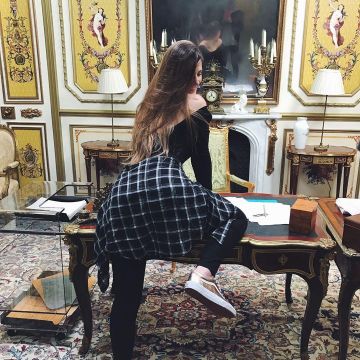 Les chaussures Vans Old Skool rose gold metallic portées par Emma Cakecup sur son compte Instagram