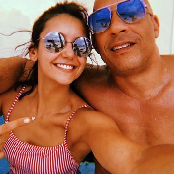 Les lunettes de soleil rondes effet miroir de Nina Dobrev sur Instagram