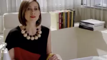 Le top asymétrique rouge et noir de Diana Trout (Miriam Shor) dans Younger S05E02