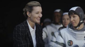 The black blazer with white tiles of Laz Ingram (Natascha McElhone) in The First