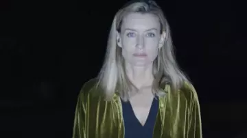 Laz Ingram (Natascha McElhone) jaune veste de velours dans La Première