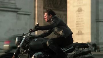 La place Charles de Gaulle où Ethan Hunt (Tom Cruise) pendant la course poursuite en moto dans Mission : Impossible - Fallout
