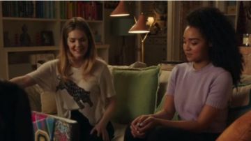 camiseta de jersey púrpura usada por Kat Edison (Aisha Dee) vista en The Bold Type S02E07