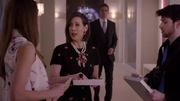 La robe noire fleurie Vic­to­ria Beck­ham de Diana Trout (Miriam Shor) dans Younger S05E05
