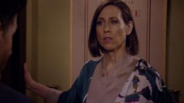 Diana Truite (Miriam Shor) fleurie en Soie Satinée Kimono Robe chez les Jeunes S05E05