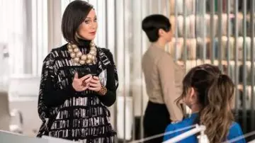 La tunique noire avec imprimé de Diana Trout (Miriam Shor) dans Younger S05E06