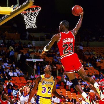 Le t-shirt NBA de l'équipe des Lakers n°32 posté sur le compte Instagram de Enzo Zidane