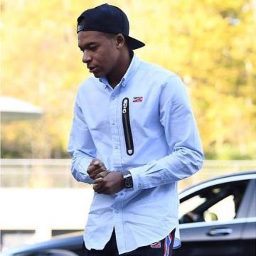 The white shirt Nike Kylian Mbappé on his arrival at Clairefontaine