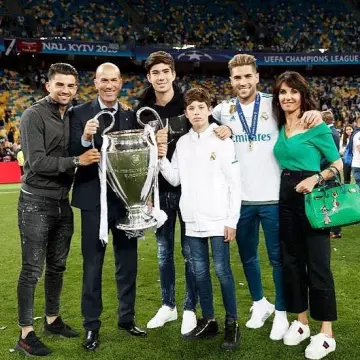 The white sneakers Adidas Deerupt on a post of the account Instagram of Enzo Zidane