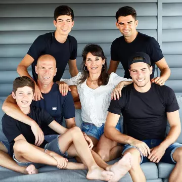 The black t-shirt worn by Luca Zidane on the account Instagram of Enzo Zidane