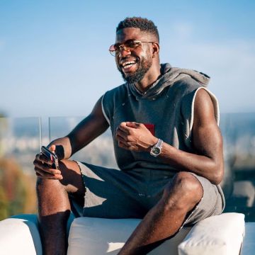 Le sweatshirt gris sans manches avec logo Givenchy rouge que porte Samuel Umtiti sur son compte Instagram