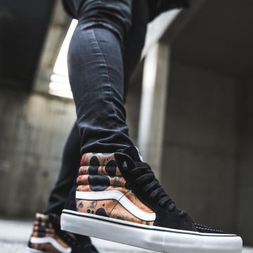 Sneakers black Vans Sk8 Hi Supreme x Andres Serrano Blood and Semen II that is on the influencer Mux Jasper on his instagram