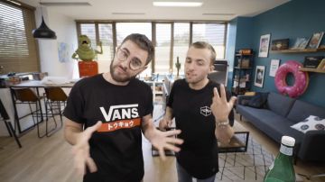 La camiseta negra de Vans "Tokyo" usada por Cyprien en uno de sus videos de YouTube