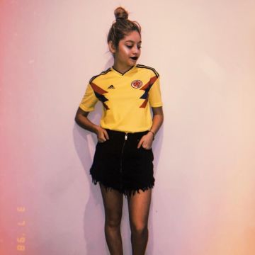 La camiseta de fútbol de Adidas de Colombia usada por Karol Sevilla en Instagram
