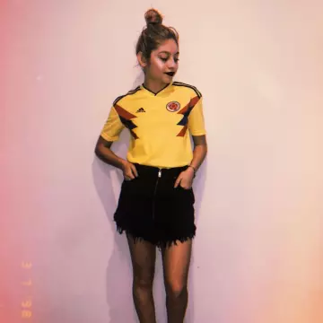 La camiseta de fútbol de Adidas de Colombia usada por Karol Sevilla en Instagram