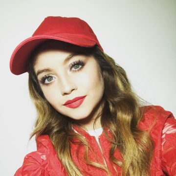 La gorra roja que luce Karol Sevilla en su cuenta de Instagram