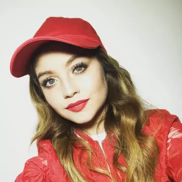 La gorra roja que luce Karol Sevilla en su cuenta de Instagram