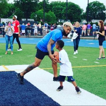 The Sneakers Wmns Nike Air Vapormax Flyknit worn by Odell Beckham on his account Instagram