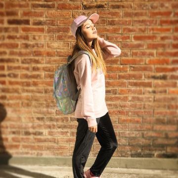 La mochila holograma que lleva Karol Sevilla en su cuenta de Instagram
