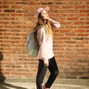 La mochila holograma que lleva Karol Sevilla en su cuenta de Instagram